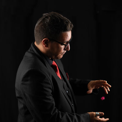 Fotografia de perfil de Defrank haciendo magia